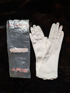 ARIS Bridal Lady Vtg White Scalloped Gloves